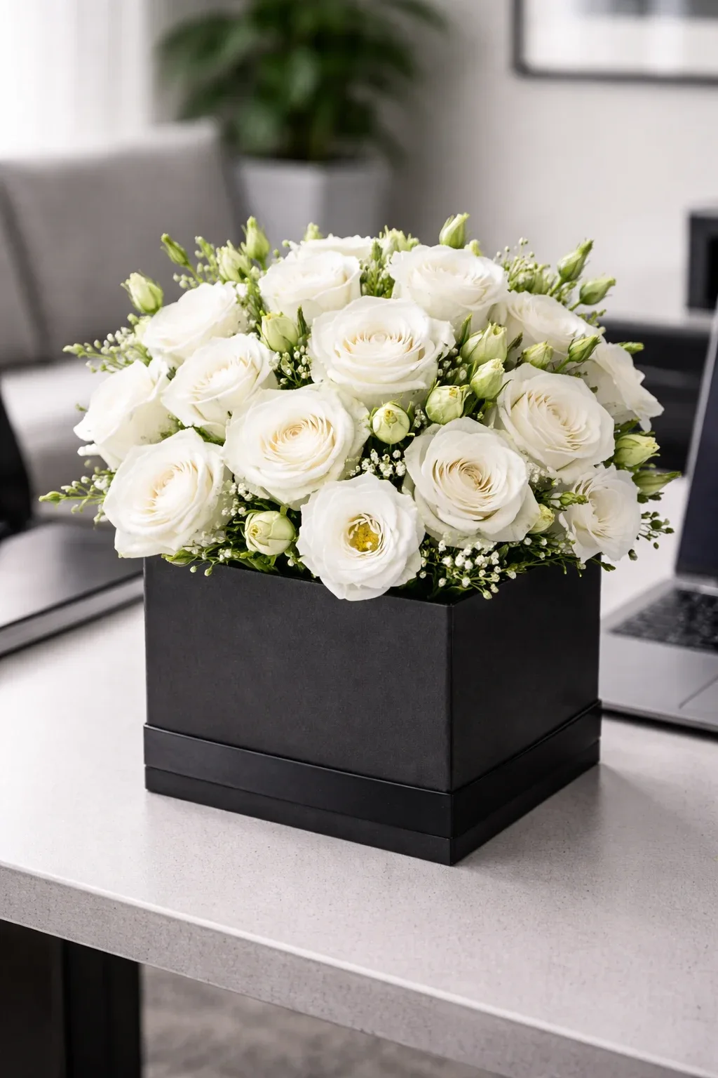 باکس گل مشکی مینیمال با گل‌های سفید روی میز کار، هدیه‌ای مدرن و رسمی برای روز پدر
