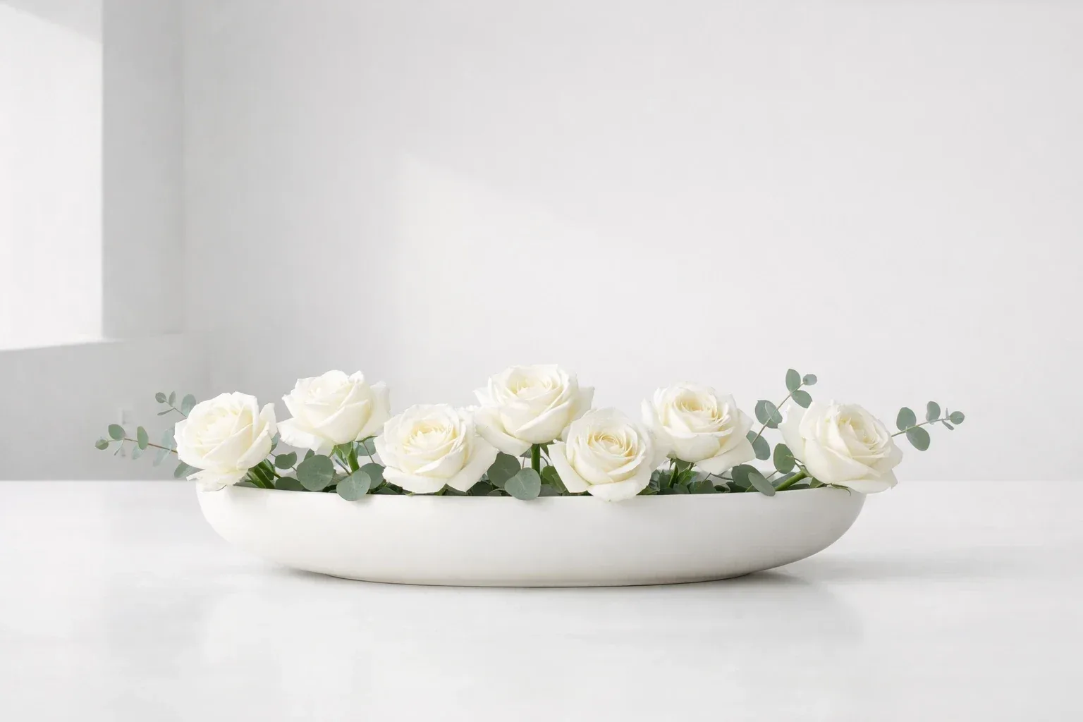 ترکیب کاملاً مینیمال سفید-سبز در گلدان کم‌ارتفاع، مناسب پدرهای خیلی رسمی